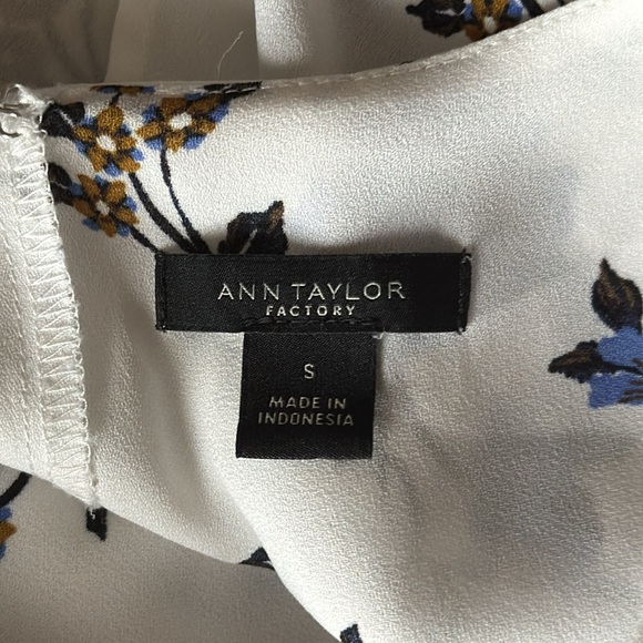 Ann Taylor Factory White Floral Flowy Top - Picture 5 of 6